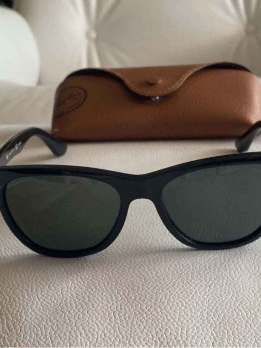 Ray-Ban Unisex Black Sunglasses with Brown Case/4184 Wayfarer 54-17-145/601-3A